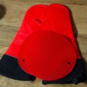 Waldo's Silicone Heat Resistant Oven Mits